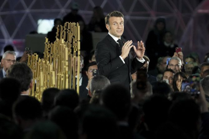에마뉘엘 마크롱 프랑스 대통령이 10일(현지시간) 프랑스 파리에서 열린 ‘AI 행동 정상회의’ 첫 째날 클로징 멘트를 하고 있다. (사진=AP)
