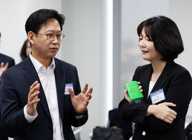 배경훈 LG AI연구원장(왼쪽)과 최수연 네이버 대표이사가 20일 서울 중구 서울스퀘어 열린 제3차 국가인공지능위원회에서 대화하고 있다. 이들은 이날 민간 전문가 자격으로 위원회에 참여했다. 사진=뉴시스