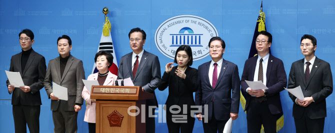 국회 법제사법위원회 소속 국민의힘 의원들이 24일 오전 서울 여의도 국회 소통관에서 공수처의 윤석열 대통령에 대한 불법 수사 관련 입장 발표 기자회견을 하고 있다. (사진=뉴스1)