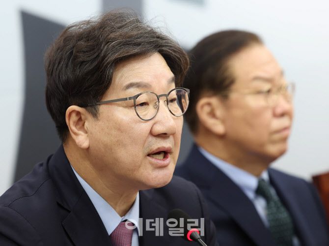 [이데일리 노진환 기자] 권성동 국민의힘 원내대표가 24일 오전 서울 여의도 국회에서 열린 비상대책위원회의에서 모두발언을 하고 있다.