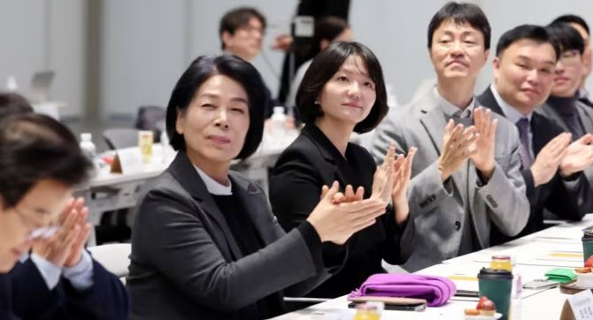 최민희(왼쪽 두번째부터) 국회 과학기술정보통신위원회 위원장과 최수연 네이버 대표가 19일 오전 경기 성남시 분당구 네이버 1784에서 열린 국회 과방위, ‘국내 AI 산업 발전 위한 현장 소통 강화’ 현장 방문에서 박수를 치고 있다. 사진=뉴시스