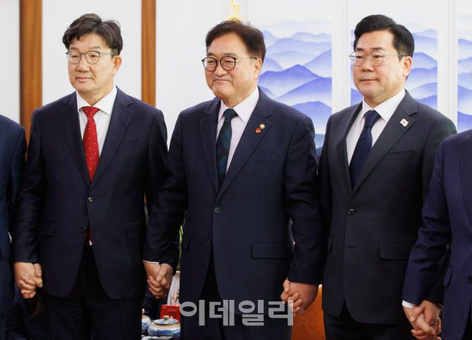 [이데일리 노진환 기자] 우원식(가운데) 국회의장 주재로 권성동(왼쪽) 국민의힘 대표 권한대행 겸 원내대표와 박찬대 더불어민주당 원내대표가 23일 오전 서울 여의도 국회 의장실에서 양당 원내대표 회동을 갖고 있다.