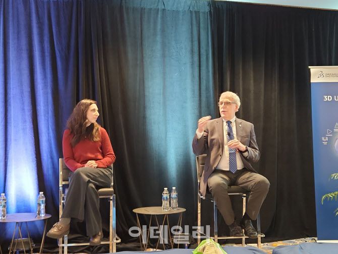 스티븐 레빈 다쏘시스템 버추얼휴먼 모델링 시니어 디렉터(총괄·오른쪽)와 그의 딸 제시 레빈 신경과 전공의의 모습(사진=최연두 기자)