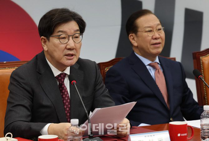 [이데일리 노진환 기자] 권성동 국민의힘 원내대표가 27일 오전 서울 여의도 국회에서 열린 비상대책위원회의에서 모두발언을 하고 있다.