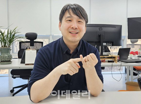 최홍섭 마음AI 기술총괄 대표가 18일 경기 성남시 본사에서 이데일리와 인터뷰하고 있다.(사진=김범준 기자)