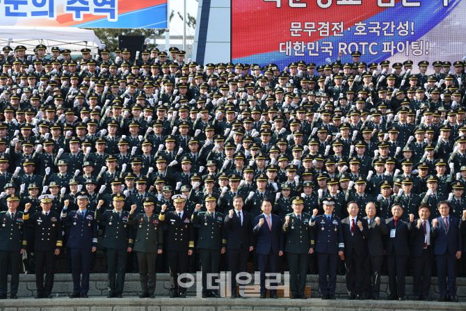 28일 김선호 국방부장관 직무대행 주관으로 충북 괴산군 소재 육군학생군사학교에서 열린 ‘2025년 대한민국 학군장교 임관식’에서 임관 소위들이 김 장관 직무대행 등 주요직위자들과 기념사진을 촬영하고 있다. (사진=육군)