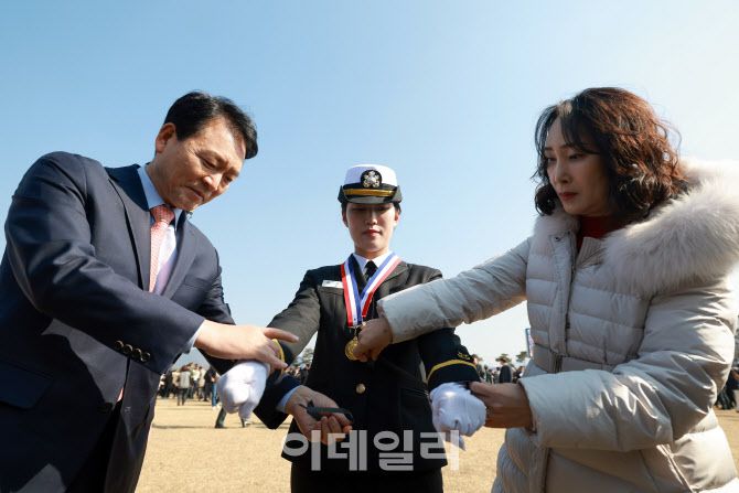28일 김선호 국방부장관 직무대행 주관으로 충북 괴산군 소재 육군학생군사학교에서 열린 ‘2025년 대한민국 학군장교 임관식’에서 제2연평해전의 영웅 고 조천형 상사의 딸인 조시은 소위가 성일종 국회 국방위원회 위원장(왼쪽)과 어머니로부터 계급장을 수여받고 있다. (사진=국방일보)