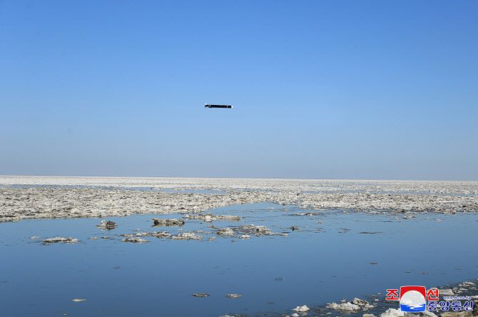 북한이 지난 26일 오전 서해 해상에서 전략순항미사일 발사훈련을 진행했다고 조선중앙통신이 28일 보도했다. 순항미사일이 낮은 고도로 비행하고 있다. (사진=연합뉴스)