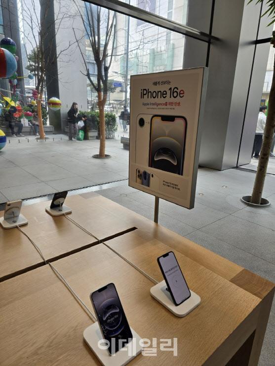 명동 애플스토어에 16e 모델이 전시돼 있다(사진=윤정훈 기자)