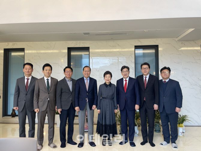 권영세 비상대책위원장(왼쪽 네번째)과 권성동 원내대표(오른쪽 세번째)가 3일 오후 2시경 대구 달성군에 있는 박근혜 전 대통령(가운데) 사저를 찾아, 탄핵 정국 상황과 당이 나아가야 할 방향 등에 대해 1시간 가량 면담을 나눴다.(사진=국민의힘)