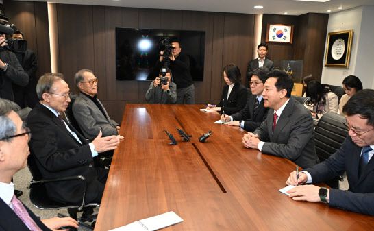 오세훈 서울시장이 4일 오후 서울 서초구 소재 청계재단을 방문해 이명박 전 대통령을 예방하고 있다. (사진=서울시)