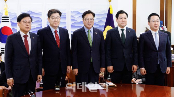 우원식 국회의장과 양당 원내대표가 4일 오후 서울 여의도 국회에서 의장주재로 열린 원내대표 회동에서 기념촬영을 하고 있다. (왼쪽부터) 박형수 국민의힘 원내수석부대표, 권성동 국민의힘 원내대표와 우 의장, 박찬대 더불어민주당 원내대표, 박성준 더불어민주당 원내수석부대표.(사진=뉴스1)
