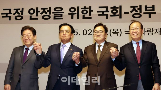 [이데일리 노진환 기자] 국정 안정을 위한 국회-정부 국정협의회가 20일 오후 국회 사랑재에서 열렸다. 이재명(왼쪽부터) 더불어민주당 대표, 최상목 대통령 권한대행 부총리 겸 기획재정부 장관, 우원식 국회의장, 권영세 국민의힘 비대위원장이 회의 시작 전 기념촬영을 하고 있다.