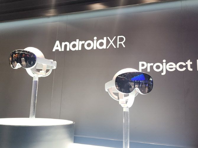 ‘프로젝트 무한’ 컨셉트 모형. 향후 스마트폰과 연계한 기능을 활용할 수 있을 것으로 예상된다.(사진=이데일리 강민구 기자)