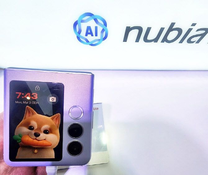 AI 마크를 넣은 ‘누비아 플립2’.(사진=이데일리 강민구 기자)