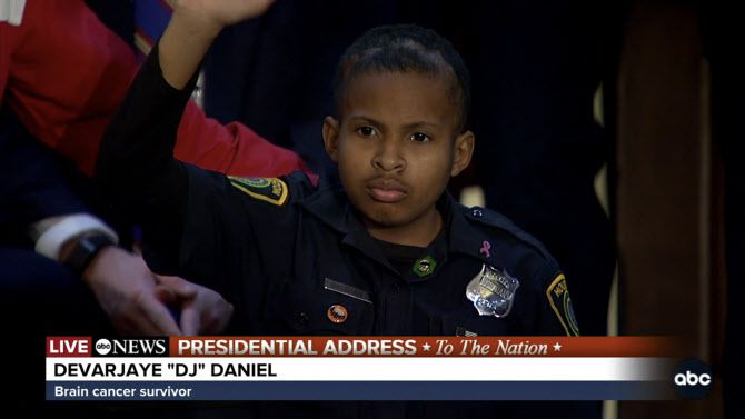 도널드 트럼프 미국 대통령은 4일(현지시간) 워싱턴DC 국회의사당에서 진행한 상·하원 합동연설에 뇌암 투병 환자 DJ 대니얼(13)을 초청해 비밀경호국 명예 요원으로 임명했다. (사진=ABC방송 캡처)