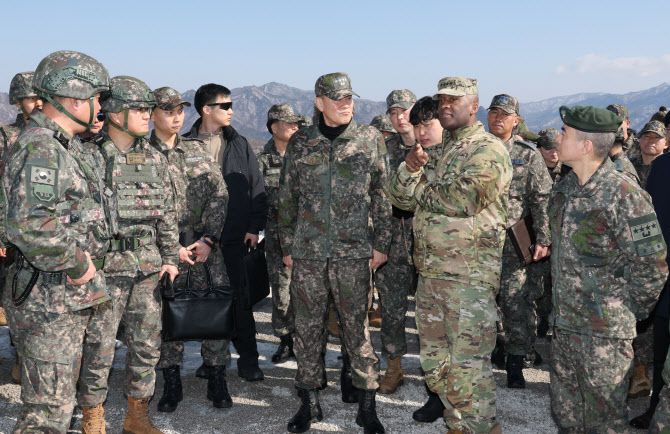 김명수 합참의장, 제이비어 브런슨 한미연합군사령관, 강신철 한미연합군부사령관 등이 6일 경기 포천시 승진훈련장에서 열린 ‘2025년 전반기 한미연합 통합화력 실사격 훈련’에서 사고 이후에도 전시된 훈련 장비들을 둘러보며 현장 지도를 하고 있다. (사진=연합뉴스)