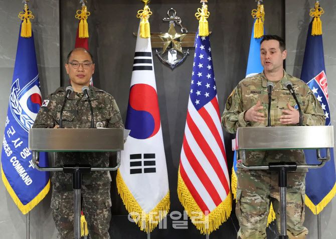 이성준 합동참모본부 공보실장과 라이언 도널드 한미연합사 공보실장이 6일 서울 용산구 합동참모본부에서 열린 2025년 한미연합연습 ‘자유의 방패’(프리덤 실드) 공동 브리핑에서 연합연습 계획을 발표하고 있다.[연합뉴스 제공]