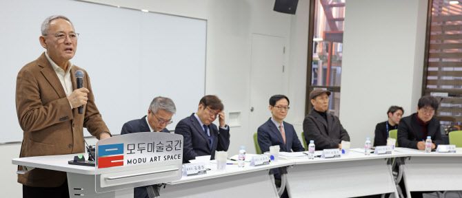 유인촌 문화체육관광부 장관이 6일 서울 중구 모두미술공간 세미나실에서 열린 첫 번째 ‘오후 3시의 예술정책 이야기’ 예술인 공제회 설립과 운영 방안 토론회에 참석해 인사말을 하고 있다. (사진=문체부 제공).