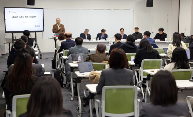 유인촌 문화체육관광부 장관이 6일 서울 중구 모두미술공간 세미나실에서 열린 첫 번째 ‘오후 3시의 예술정책 이야기’ 예술인 공제회 설립과 운영 방안 토론회에 참석해 인사말을 하고 있다. (사진=문체부 제공).