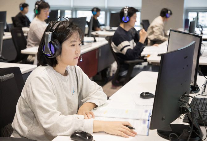 지난해 하반기 삼성직무적성검사(GSAT)를 치르고 있는 응시자들. (사진=삼성전자 제공)