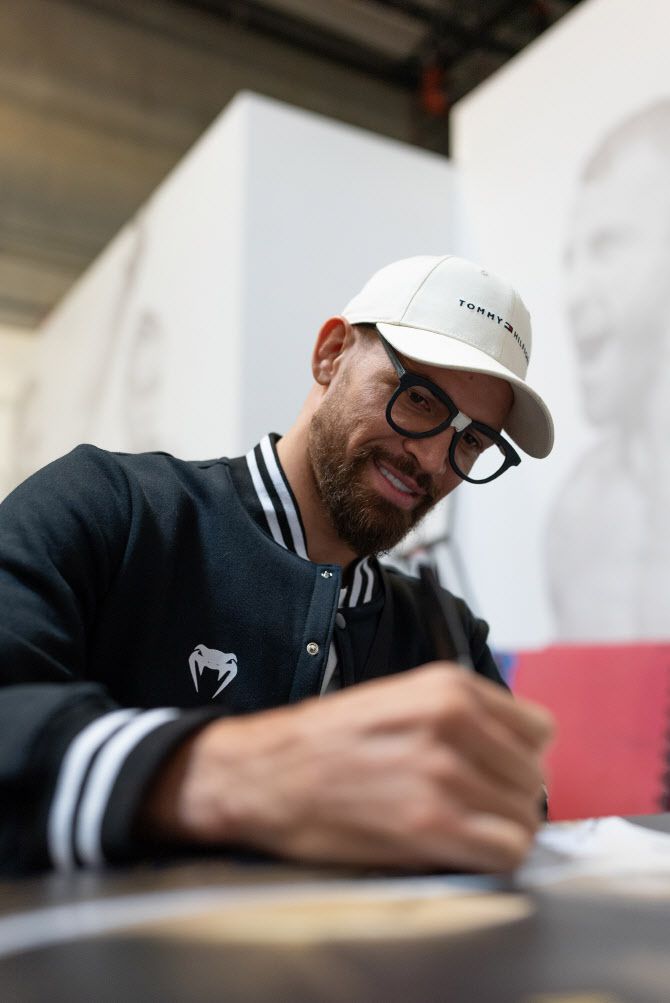 소속팀 파이팅 너드의 트레이드 마크인 뿔테 안경을 쓴 마우리시우 루피. 사진=UFC