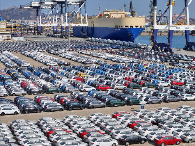 중국 산둥성 옌타이항에 수출용 자동차들이 정렬돼있다. (사진=AFP)