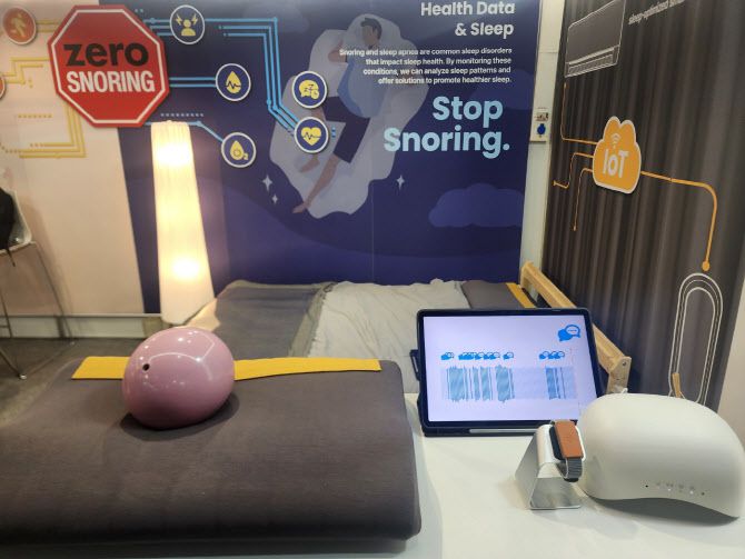 MWC 부스에는 관람객들이 수면 관리를 체험하도록 전시물이 마련됐다. 스마트베개와 사물인터넷 기기들이 연동돼 건강 관리를 돕는다.(사진=이데일리 강민구 기자)