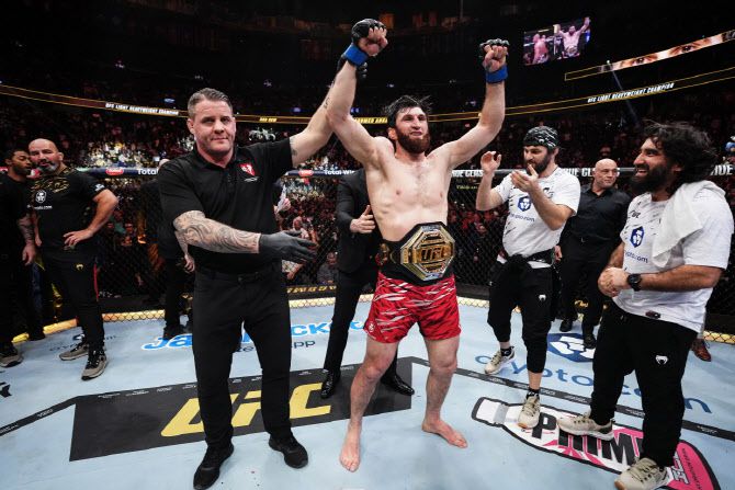 알렉스 페레이라를 꺾고 새로운 UFC 라이트헤비급 챔피언에 오른 마고메드 안칼라예프. 사진=UFC