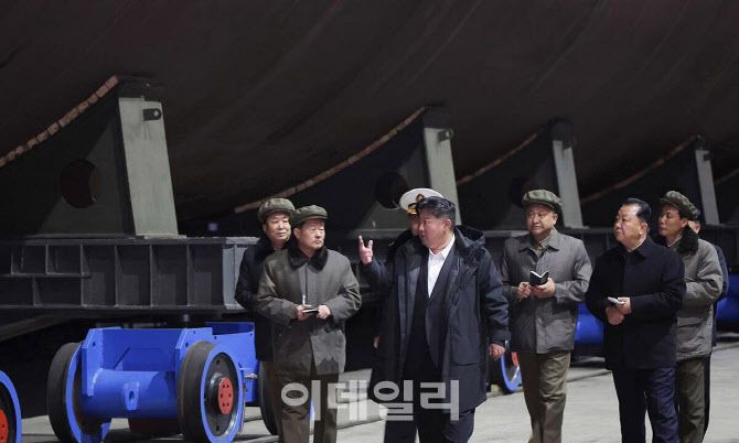 북한 조선중앙통신은 8일 김 위원장이 함선건조 사업을 현지지도하고, 핵추진 잠수함의 건조 실태를 시찰했다고 보도했다[조선중앙통신=연합뉴스 제공]