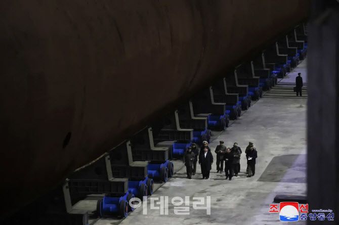 김정은 북한 국무위원장이 핵추진 잠수함 건조 실태를 시찰했다고 조선중앙통신이 8일 보도했다. [조선중앙통신=연합뉴스 제공]