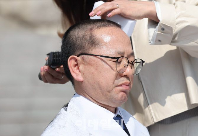 [이데일리 노진환 기자] 김문수 더불어민주당 의원이 11일 오후 서울 여의도 국회 본청 앞 계단에서 윤석열 조기 파면을 촉구하며 삭발을 하고 있다.