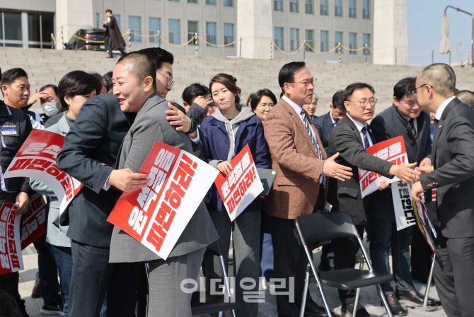 [이데일리 노진환 기자] 박찬대 더불어민주당 원내대표가 11일 오후 서울 여의도 국회 본청 앞 계단에서 윤석열 조기 파면을 촉구하며 삭발을 한 전진숙 의원을 격려하고 있다.