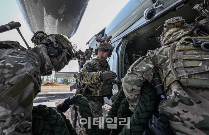 11일 서해 가거도 서북방 해상에서 자유의 방패(FS) 연습의 일환으로 진행된 대량살상무기(WMD) 해양확산차단 훈련에서 해군특수전전단 특임대원들이 대량살상무기 적재 의심 선박 검문검색을 위해 육상기지에서 해상기동헬기 UH-60에 탑승하고 있다. (사진=해군)