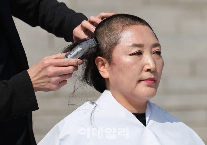 [이데일리 노진환 기자] 전진숙 더불어민주당 의원이 11일 오후 서울 여의도 국회 본청 앞 계단에서 윤석열 조기 파면을 촉구하며 삭발을 하고 있다.