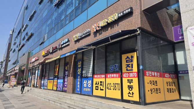 11일 잠실 엘스 아파트 근방 부동산 중개업소들에 블라인드가 쳐져 있다.(사진=최정희 이데일리 기자)