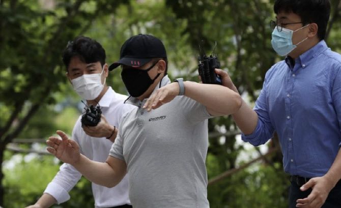 택시기사 A씨가 2020년 7월 서울동부지법에서 열리는 영장실질심사에 출석하고 있는 모습. (사진=연합뉴스)