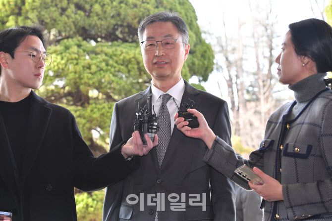 최재해 감사원장이 13일 오전 서울 종로구 북촌로 감사원으로 직무 복귀하고 있다. 헌법재판소는 이날 최 감사원장에 대한 탄핵 심판 선고를 통해 재판관 전원일치 의견으로 기각 결정했다. (사진=이데일리 방인권 기자)