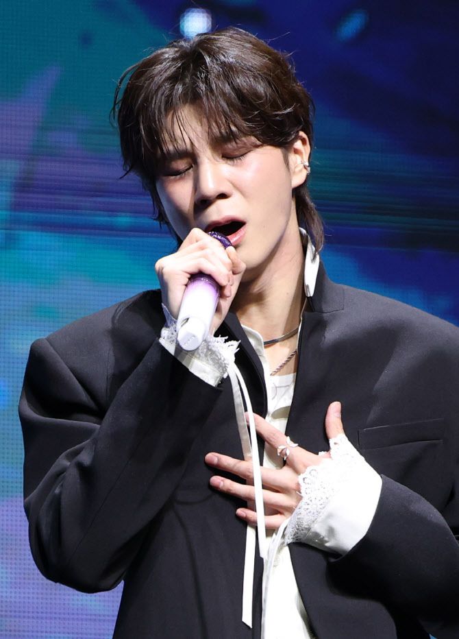 가수 정동원이 13일 서울 이촌동 노들섬 라이브하우스에서 가진 정규 2집 ‘키다리의 선물’ 쇼케이스에서 신곡을 열창하고 있다.(사진=뉴스1).