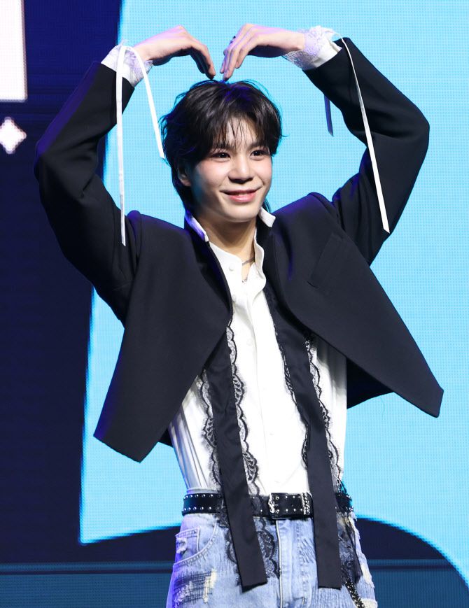 가수 정동원이 13일 서울 이촌동 노들섬 라이브하우스에서 가진 정규 2집 ‘키다리의 선물’ 쇼케이스에서 포즈를 취하고 있다.(사진=뉴스1)