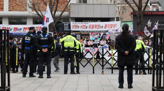 12일 윤석열 대통령 탄핵심판 선고를 앞두고 서울 종로구 헌법재판소 주변에 경찰이 배치돼 있다.(사진=연합뉴스 제공)