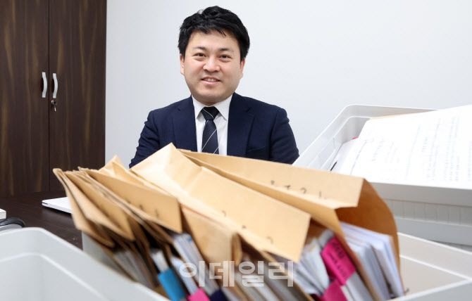 박성태 변호사가 맡고 있는 사건 관련 서류들이 테이블에 가득 쌓여 있다. (사진=이데일리 방인권 기자)