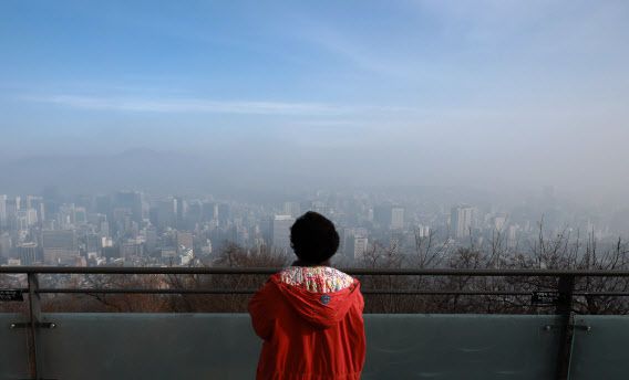 중국발 황사와 미세먼지가 한반도를 덮친 13일 오전 서울 용산구 남산에서 바라본 서울 도심 위로 황사띠가 펼쳐져 있다.(사진=뉴스1)