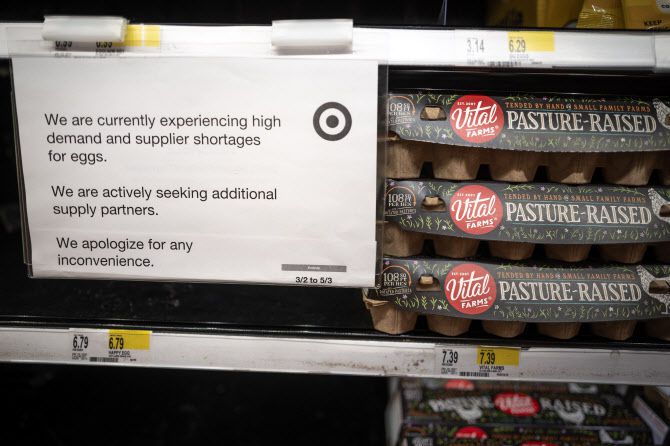 지난 12일(현지시간) 미국 일리노이주 시카고의 한 수퍼마켓에서 고객들에게 계란 공급 부족을 알리는 메모가 게재돼 있다. 계란 12개 들이 가격은 6.79달러로 표기돼 있다.(사진=AFP)