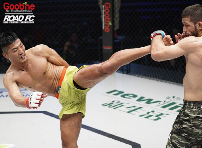 권아솔(왼쪽). 사진=ROAD FC