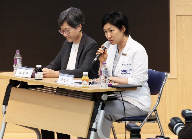 지난해 10월 서울 종로구 서울대 의대에서 열린 서울의대 교수 비대위·보건복지부 주최 ‘의료개혁, 어디로 가는가‘ 토론회에 참석한 강희경 교수(왼쪽)와 하은진 교수. (사진=뉴스1)