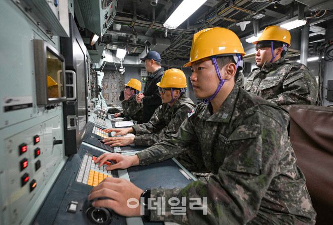 18일 진해 해군기지 남원함에서 자유의 방패(Freedom Shield) 연습의 일환으로 예비역 함정 전시 재취역 훈련이 진행되고 있는 가운데 예비군(노란색 안전모 착용)들이 레이더를 운용하고 있다. (사진=해군)