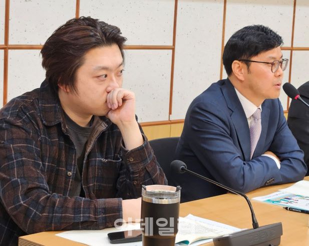 지난 10일 국회의원회관 제3세미나실에서 열린 ‘전공의 수련환경 개선’ 토론회에서 박단 대한전공의협의회 비상대책위원장(왼쪽)이 방영식 보건복지부 의료인력정책과장 발언을 듣고 있다. (사진=안치영 기자)