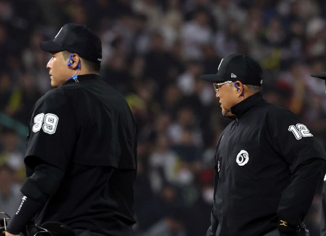 귀에 ABS(자동 볼스트라이크 판정시스템)을 착용한 KBO리그 심판들. 사진=뉴시스