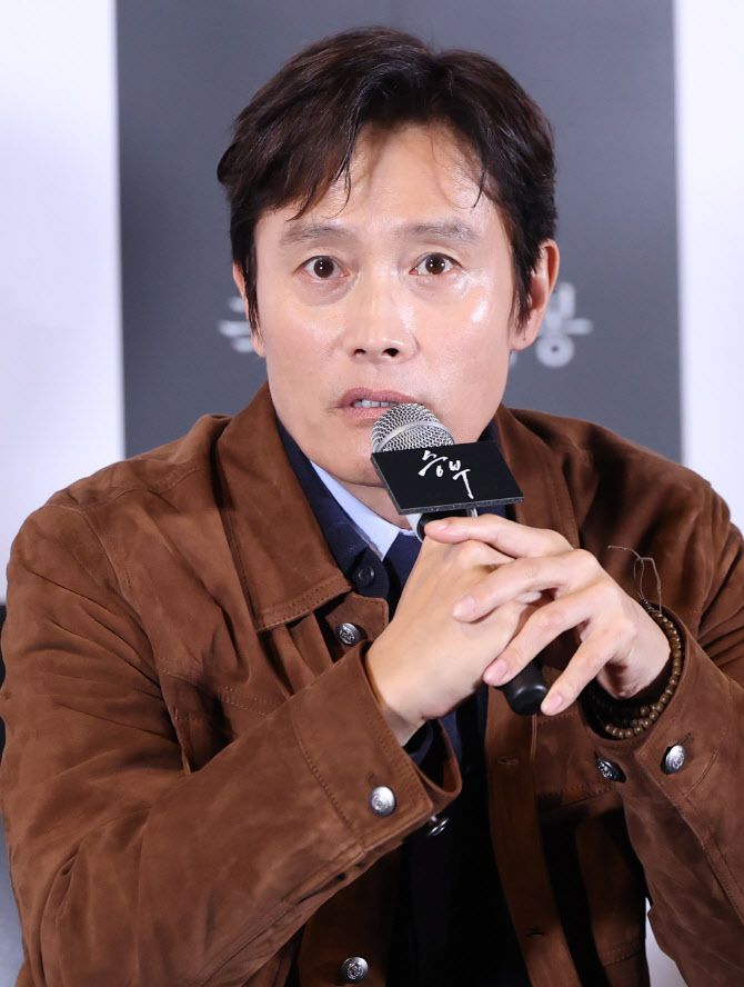 배우 이병헌이 19일 서울 용산구 CGV용산아이파크몰에서 열린 영화 ‘승부‘ 언론시사회에 참석해 유아인과의 호흡에 대한 취재진 질문에 답하고 있다.(사진=뉴스1)